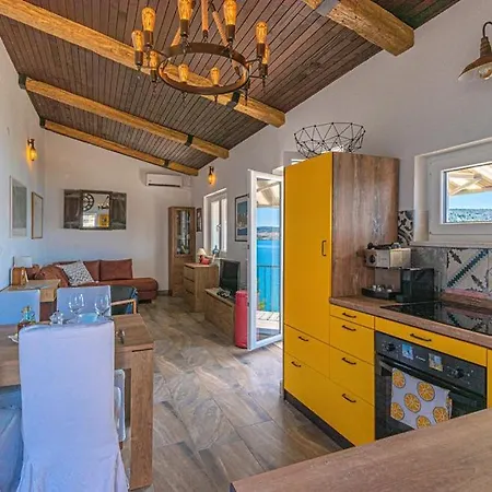 Cozy Beachfront Apartment *